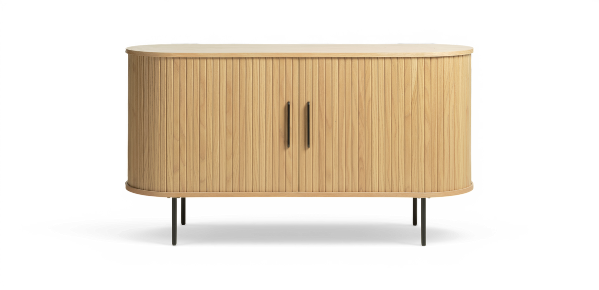 Ribbad sideboard i ljus ek med rundade hörn, två dörrar med svarta handtag och svarta metallben, frilagd frontvy.