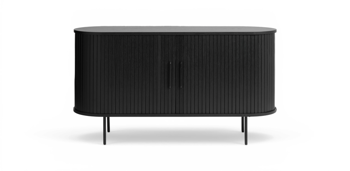 Svart sideboard med rundade hörn och ribbade dörrar på smala ben, frilagd frontvy.