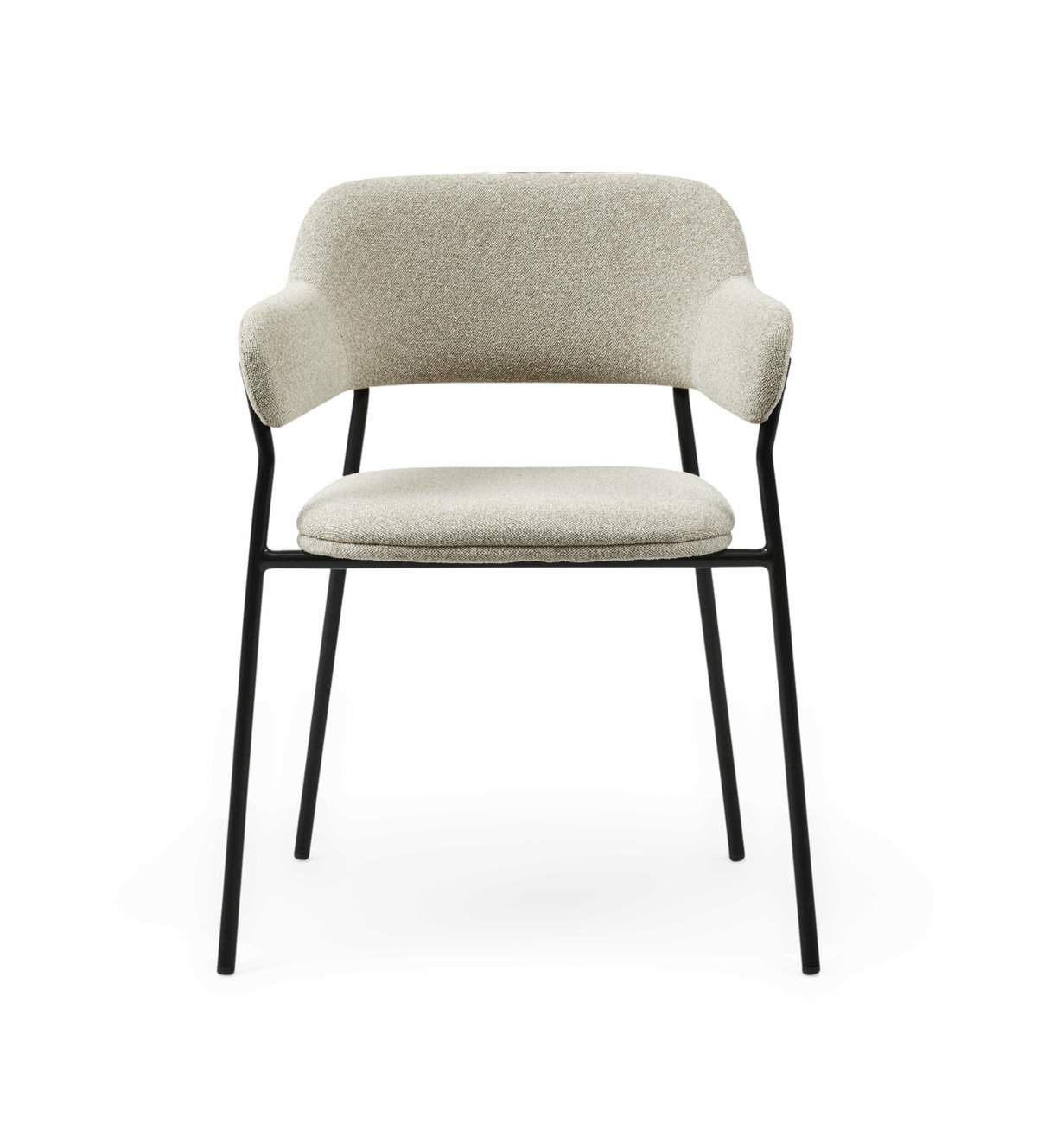 Framifrån av en modern stoppad karmstol med beige bouclé och svarta metallben, frilagd på vit bakgrund.