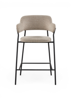 Barstol med beige klädsel och svart metallstativ i frontvy.