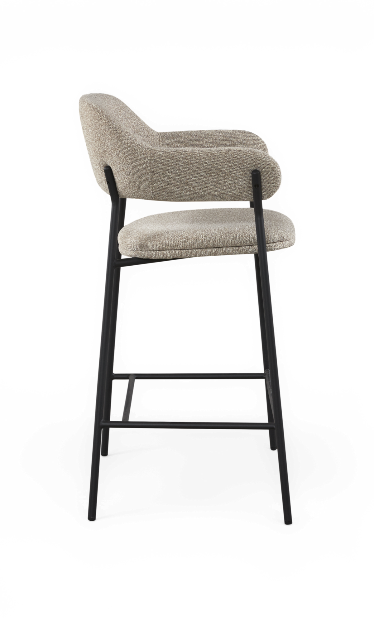 Barstol i beige textil med svart metallstativ och fotstöd, sedd från sidan.