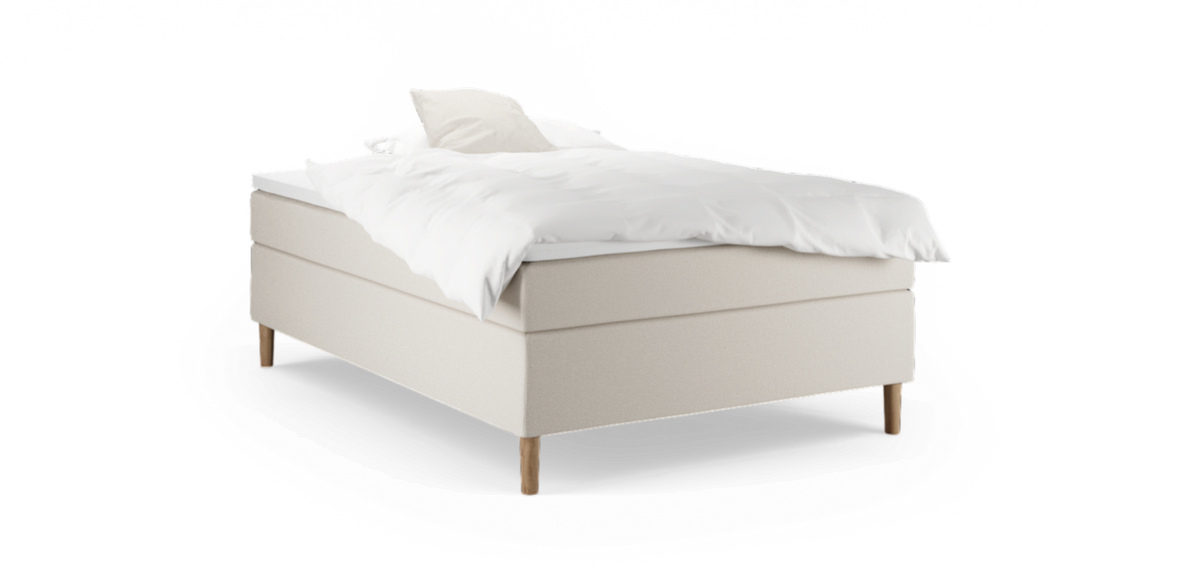 Beige kontinentalsäng med vit bäddning och träben på svart bakgrund.