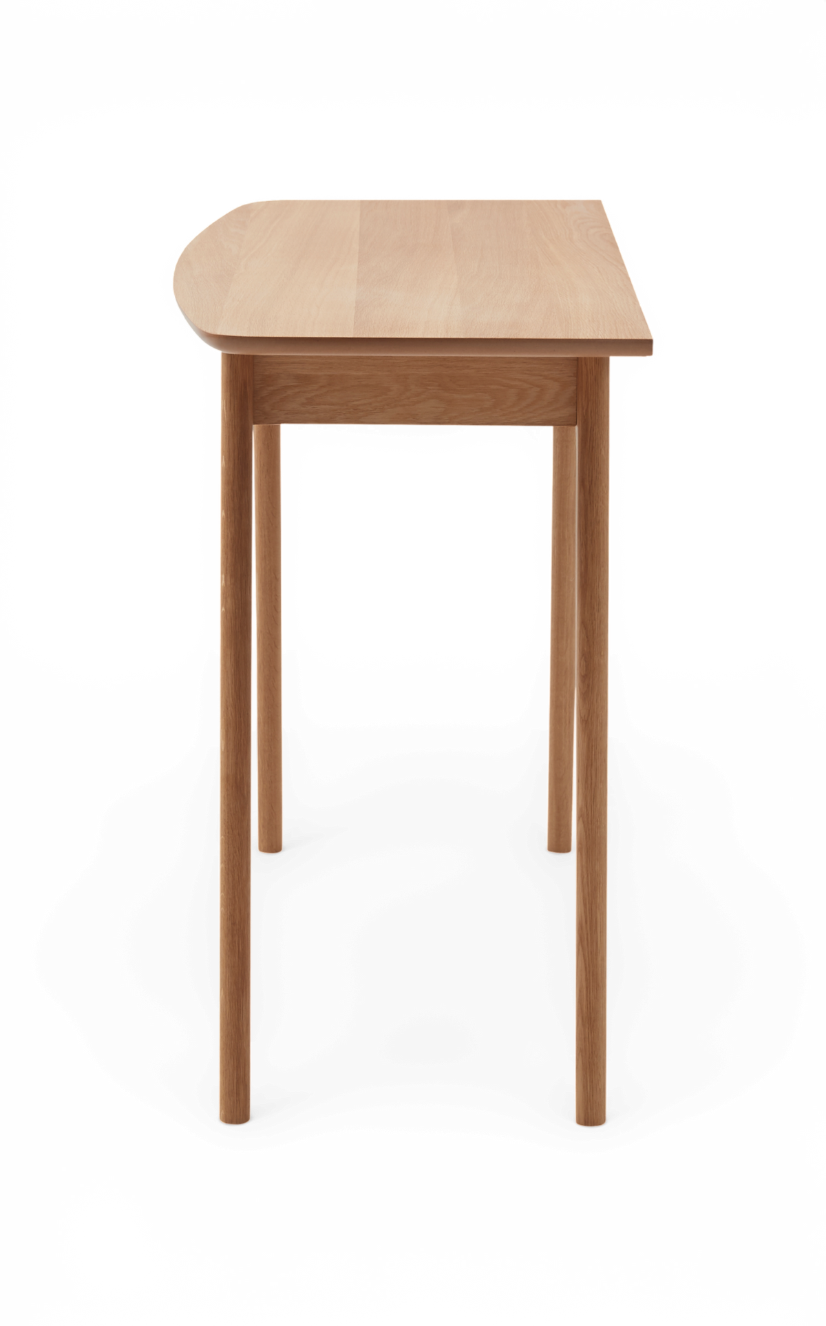 Sidovy av rektangulärt matbord i ljus ek med avrundade hörn på svart bakgrund.