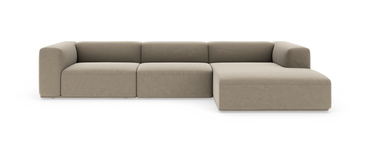 Beige modulsoffa med schäslong till höger, mjukt rundade armstöd i modern, minimalistisk design.