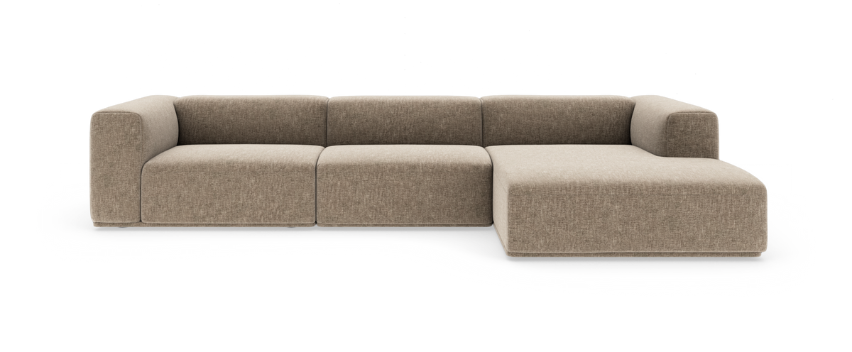 Beige modulsoffa med högervänd schäslong på vit bakgrund.