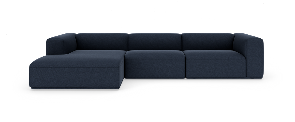 Mörkblå modulsoffa med divan till vänster, frilagd på vit bakgrund.