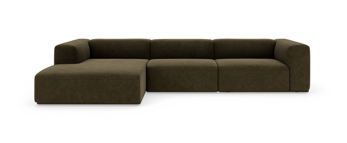 Stor modulär hörnsoffa i mörkbrun textil med vänster divan, frilagd mot vit bakgrund.