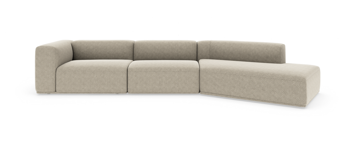 Modulär beige L‑soffa med schäslong till höger, fotograferad framifrån på vit studiobakgrund.