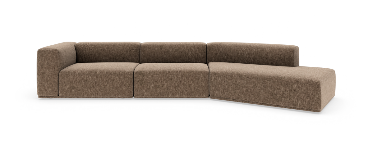 Modulsoffa i brunbeige tyg med högersidig chaiselong, frilagd på vit bakgrund.