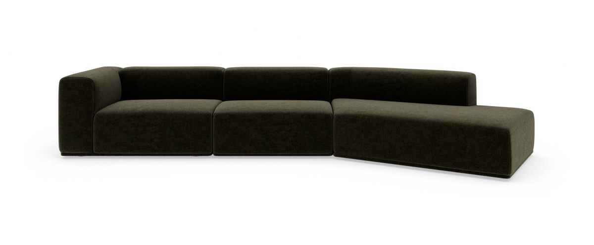 Modulsoffa i mörk olivgrön textil med rundade hörn och låg profil, L-form med avslutande schäslong åt höger.