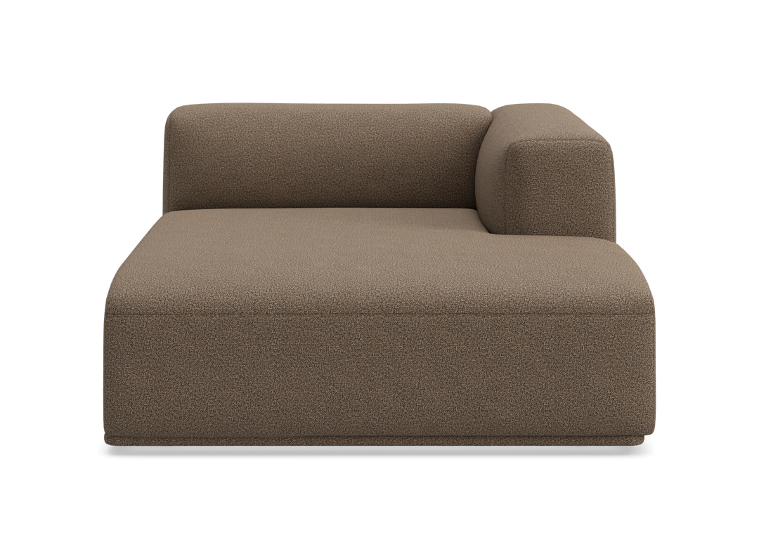 Modulär schäslong i brun/beige bouclé med höger armstöd, sedd framifrån.