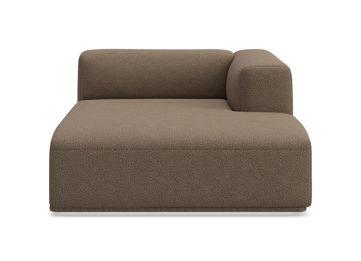 Modulär schäslong i brun/beige bouclé med höger armstöd, sedd framifrån.