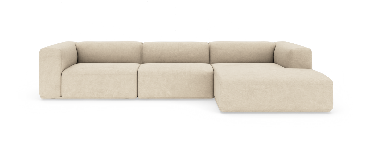 Beige modulsoffa med schäslong till höger, sedd framifrån på vit bakgrund.