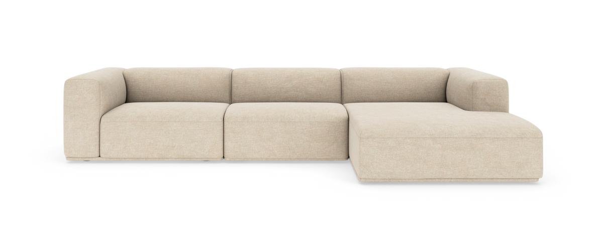 Beige modulsoffa i tyg med hörn och schäslong till höger, frilagd frontvy.