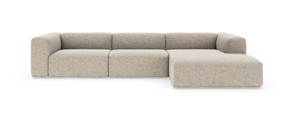 Beige modulsoffa med schäslong i högerkantsutförande på vit studiobakgrund.