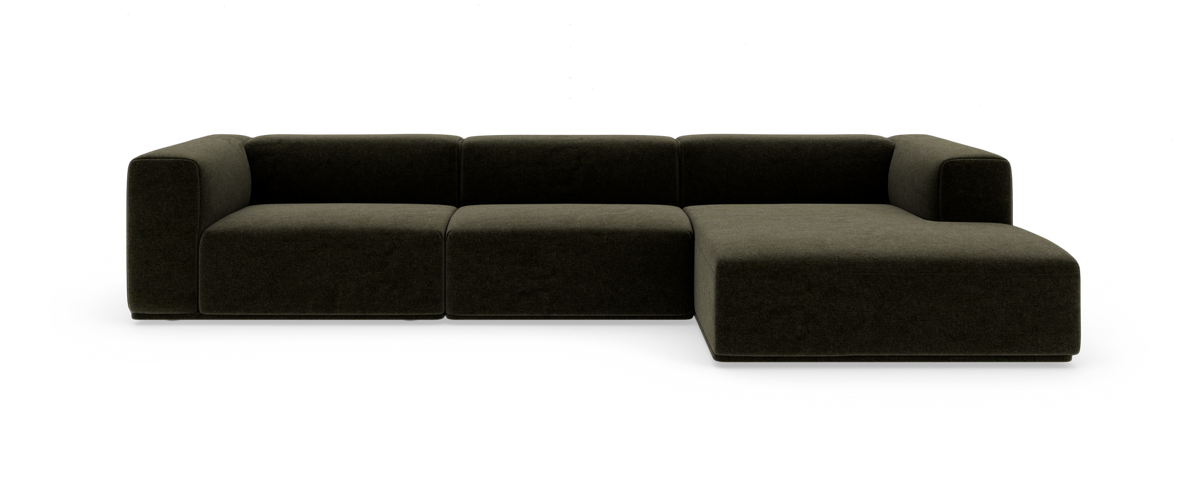 Modulsoffa i mörkgrönt tyg med högervänd divan, låg och mjukt rundad design.