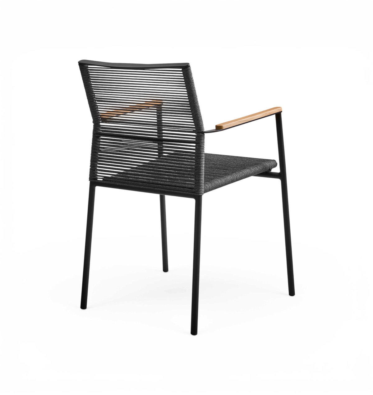 Svart vävd stol med slanka metalben och träram på armstöd, sedd bakifrån i studiomiljö.