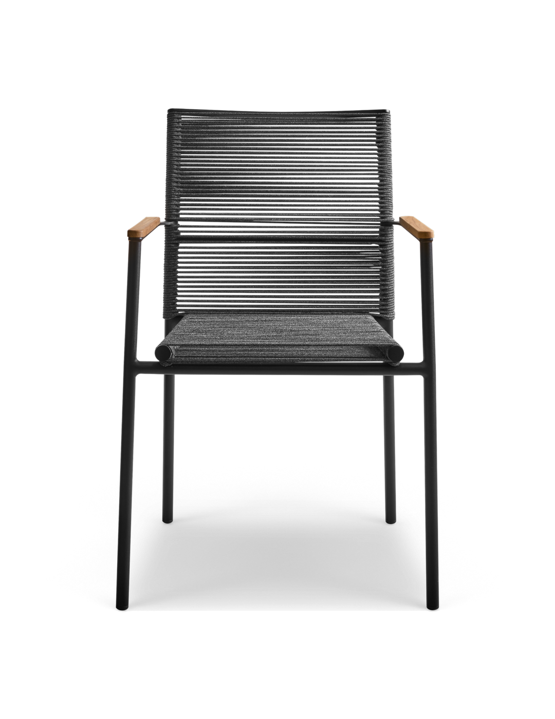 Modern utestol i svart metall med grått repvävt ryggstöd och sits samt teakarmstöd, frilagd mot vit bakgrund.
