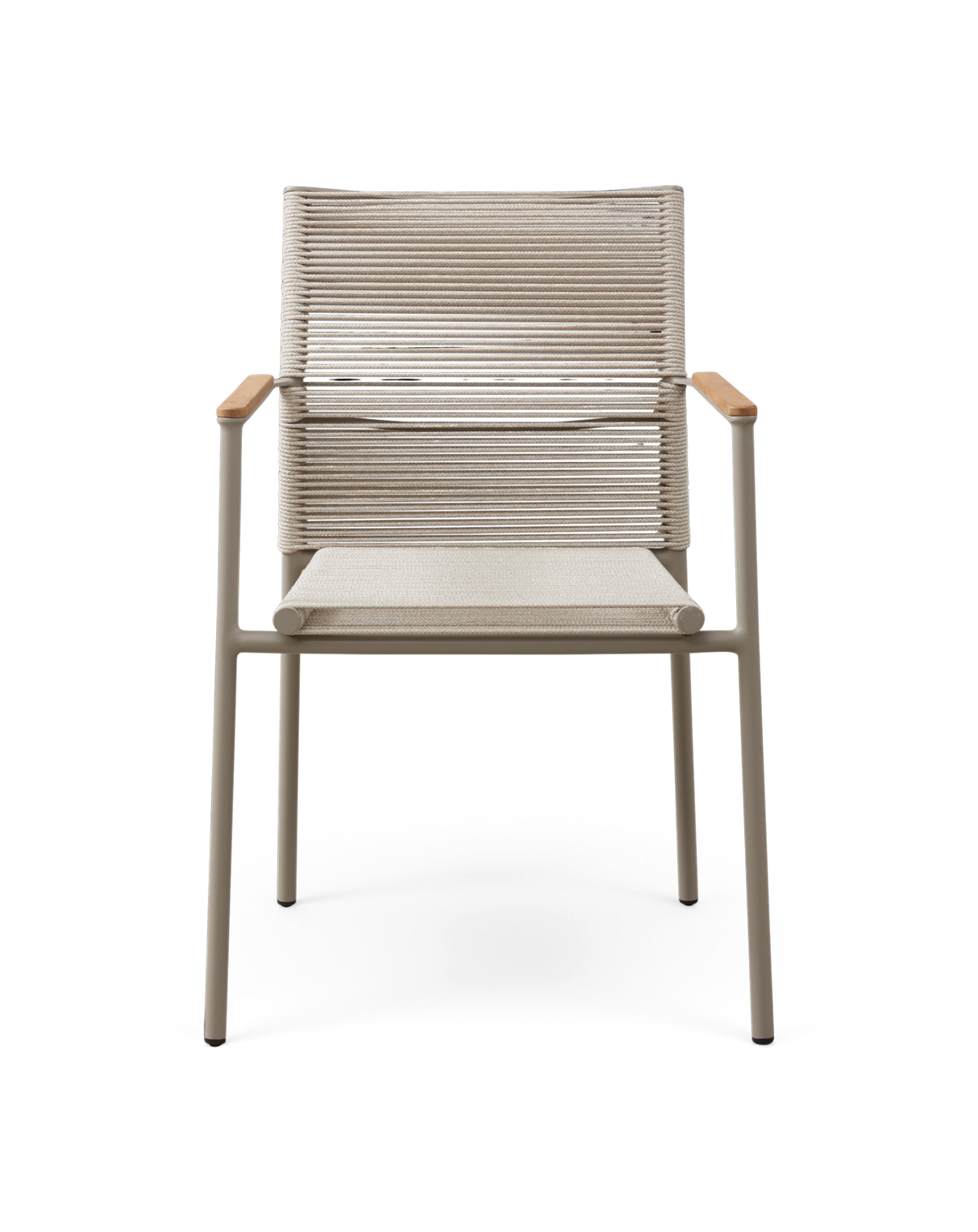 Framifrån av en ljusbeige stol med sits och rygg i rep, smal metallram och träarmstöd.